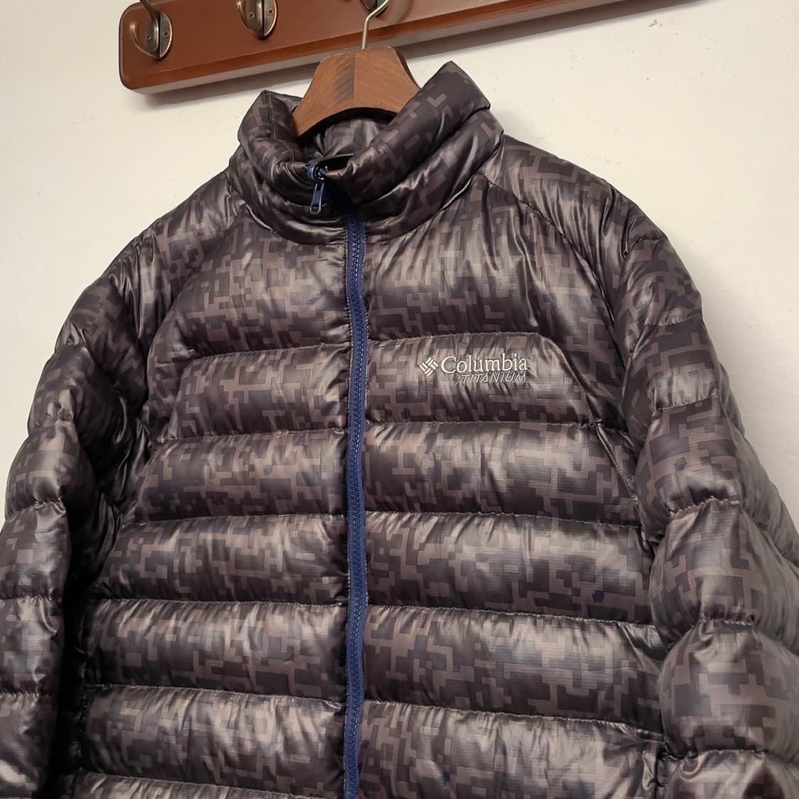 컬럼비아 디지털 카모 구스다운 경량 패딩   상품이미지2