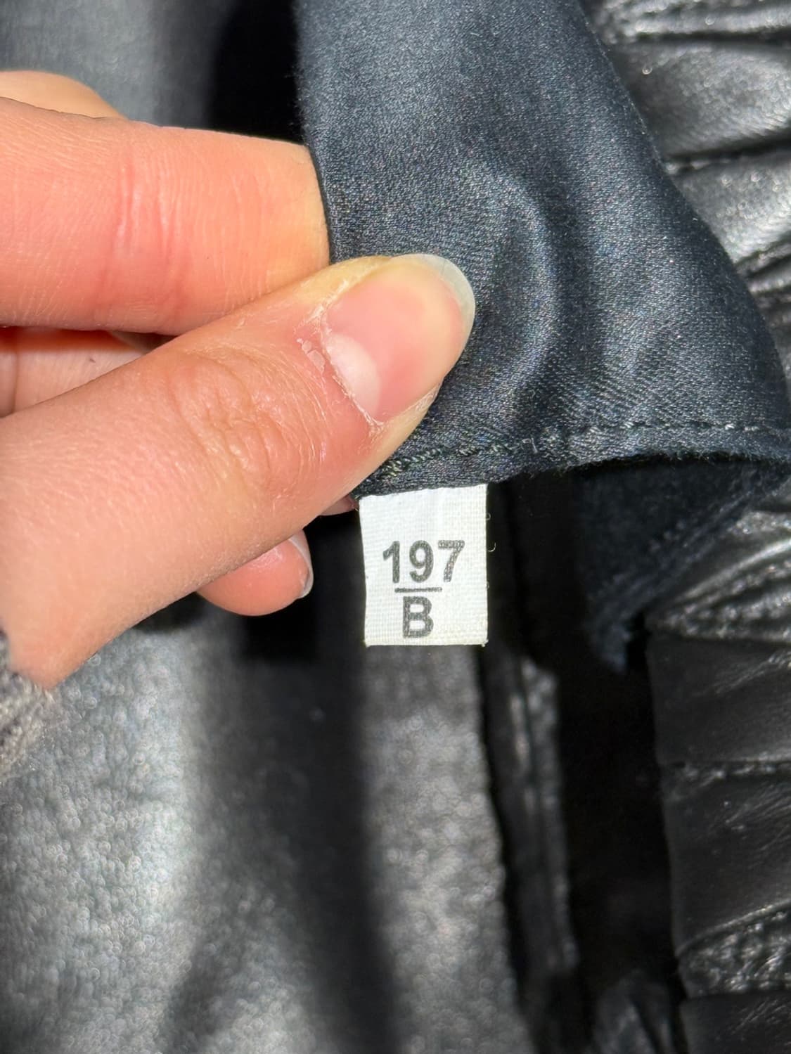 미우미우 블랙 마테라쎄 투웨이 토트 크로스백 상품이미지8