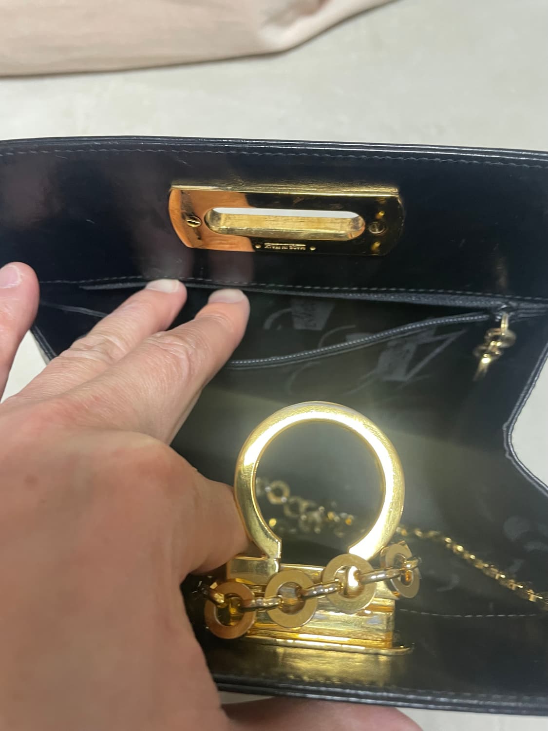 페라가모 간치니 체인 숄더백 블랙 상품이미지7