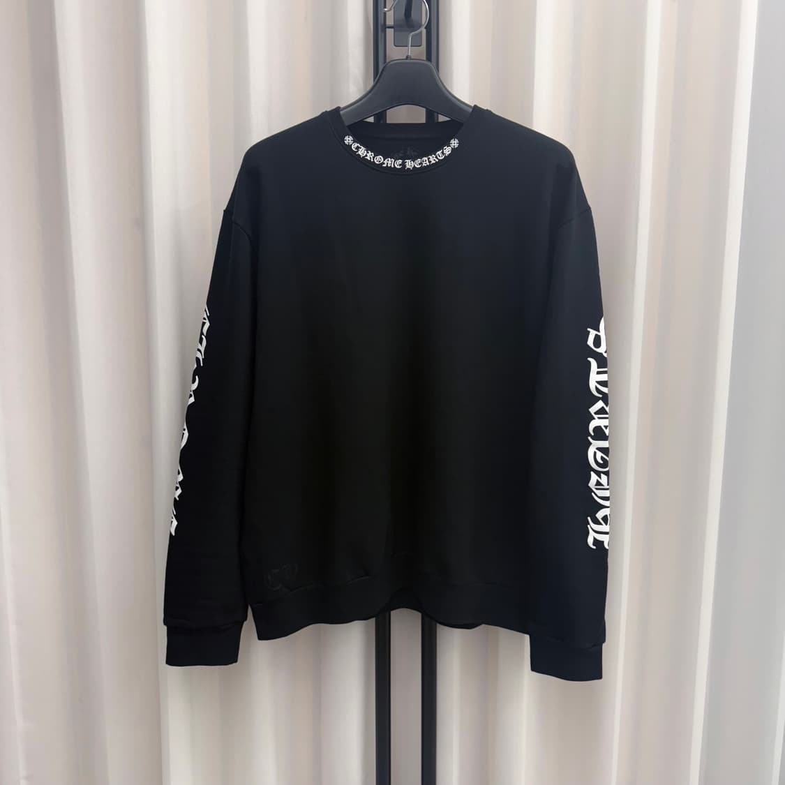 [25년/L] 크롬하츠 넥 로고 맨투맨 블랙 상품이미지1