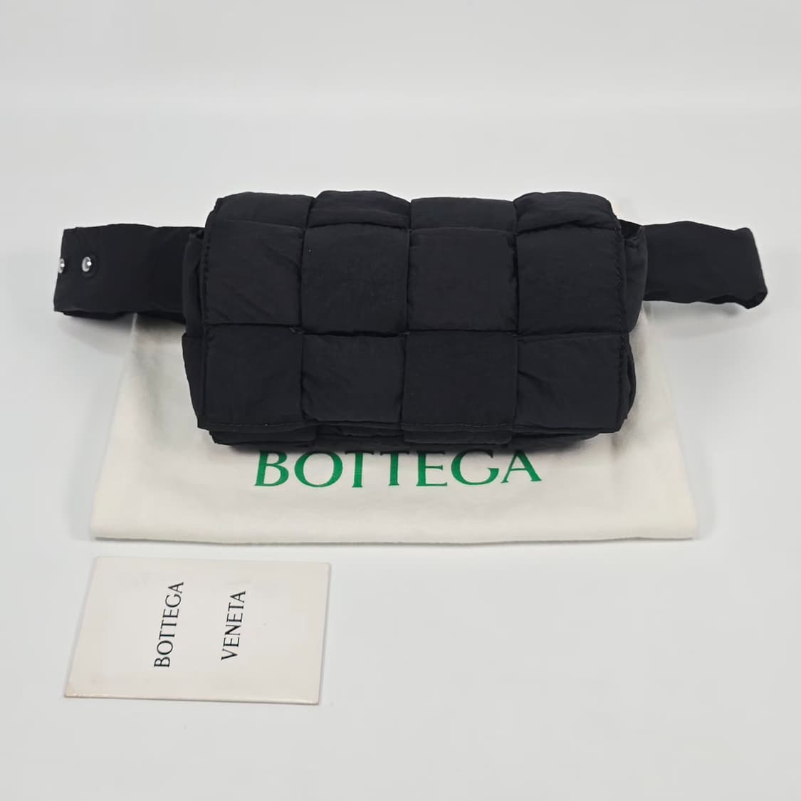 보테가베네타 패디드 테크 미니 카세트 벨트백 상품이미지1