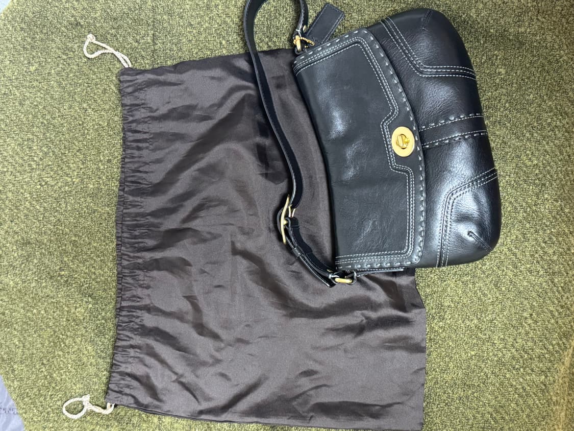 코치 소호 숄더백 블랙 상품이미지4