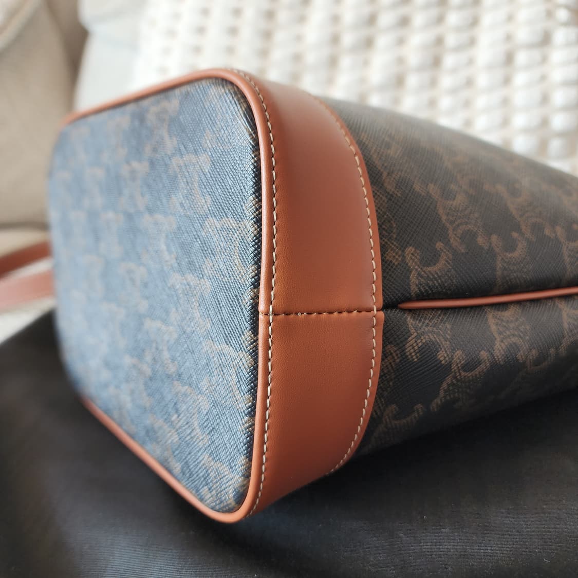 새상품급 셀린느 버킷백 스몰 트리옹프 캔버스 탄 상품이미지7