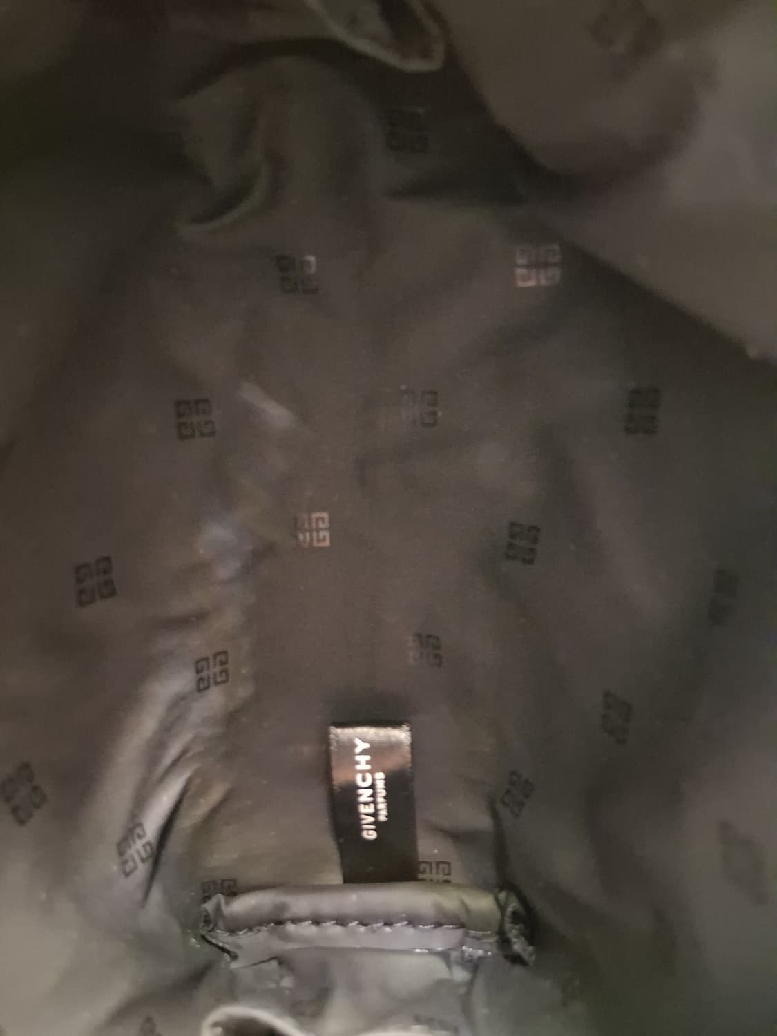 지방시 Givenchy 블랙 반달 가죽 파우치 (새제품) 상품이미지6