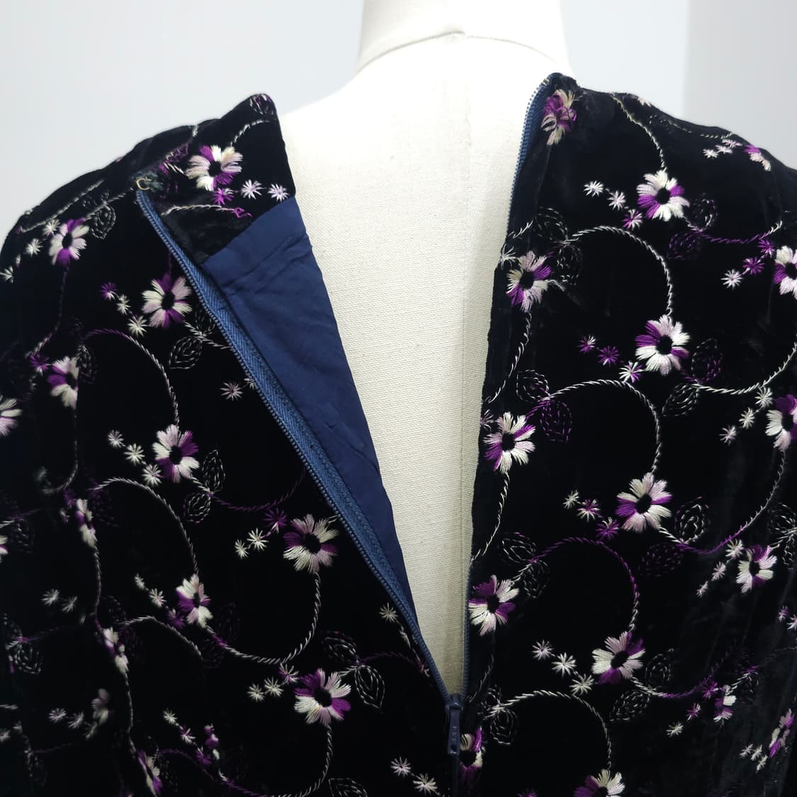 블랙 벨벳 퍼플 플라워 자수 원피스 상품이미지10