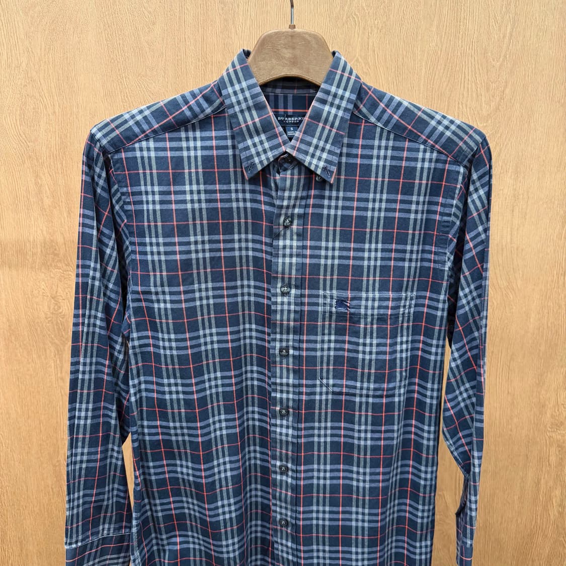 버버리 런던 코튼 긴팔 셔츠 체크 패턴 포켓 로고 자수 디테일 딥 네이비 상품이미지4