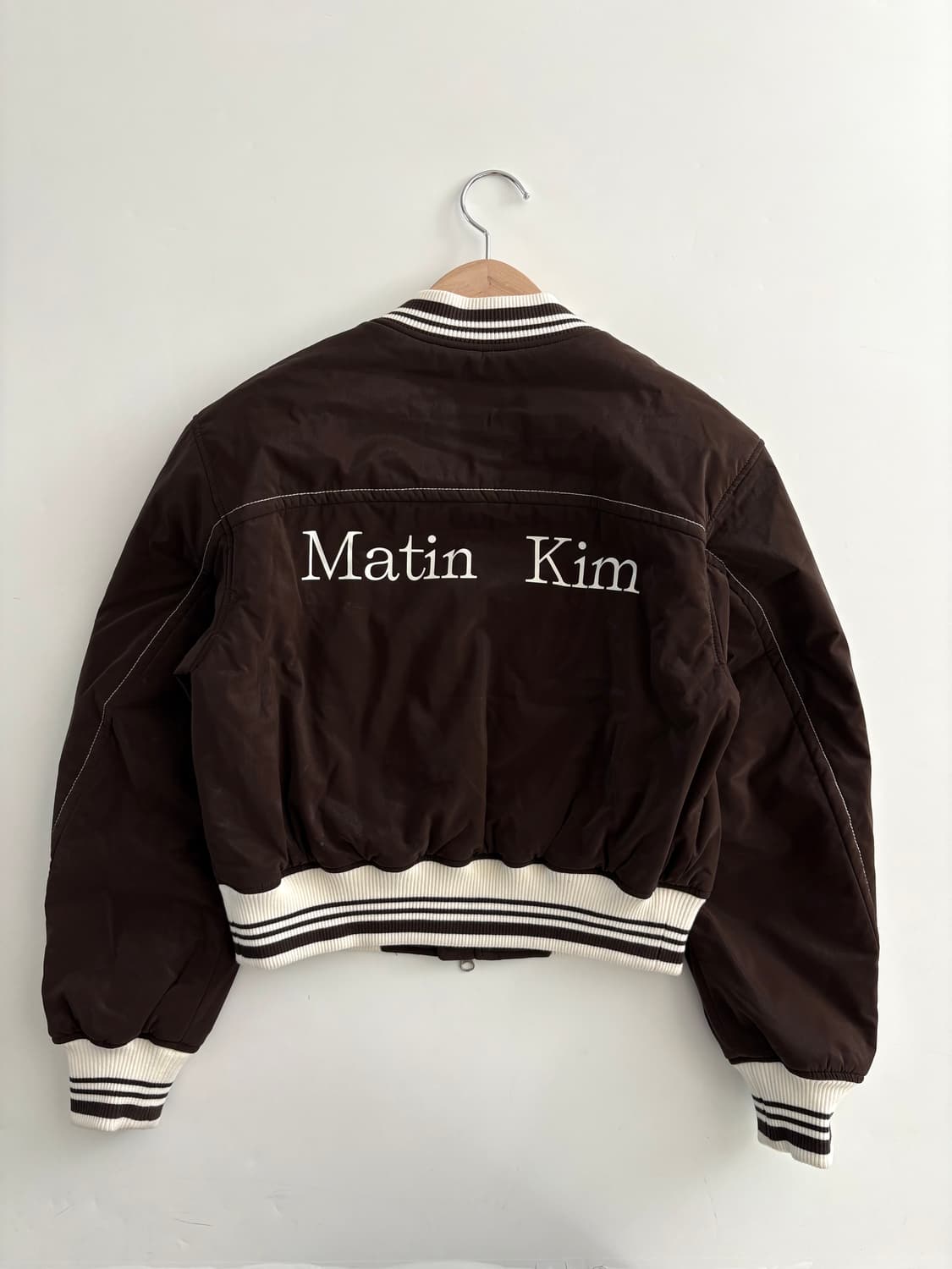 Matin Kim 마뗑킴 브라운컬러 스타디움 봄버 자켓 상품이미지5