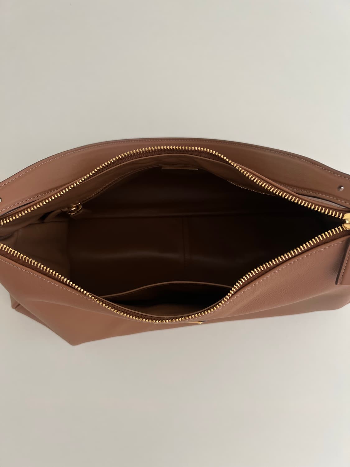 프라다 에메 라지 가죽 숄더백(카라멜 컬러) 상품이미지8