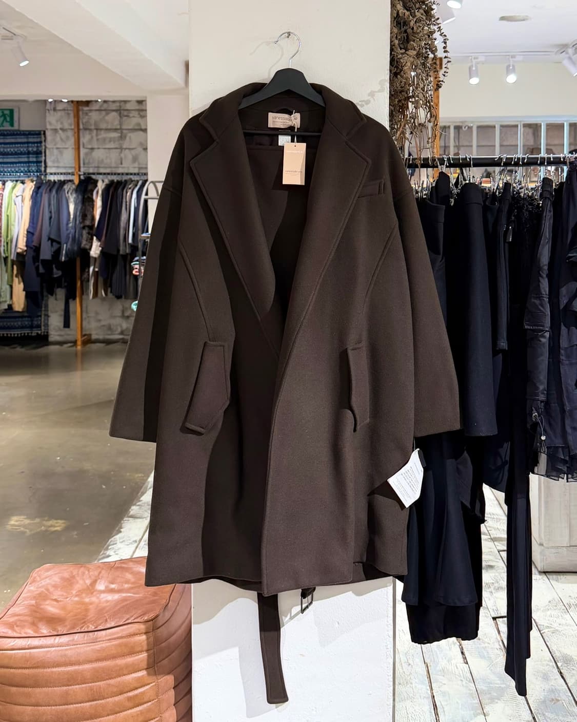 바네사 브루노 다크브라운 프론트 패널 벨티드 울 코트 상품이미지1
