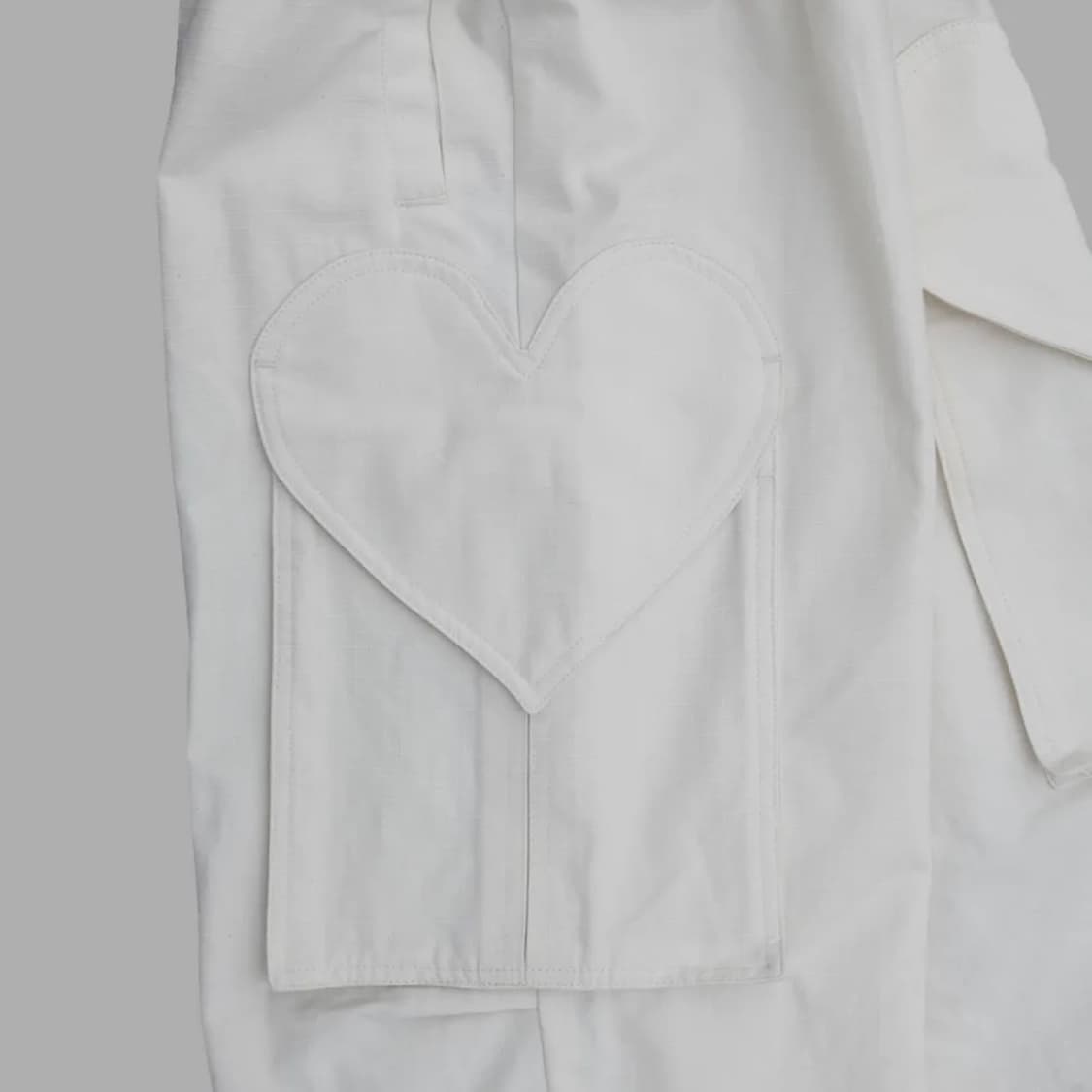 더뮤지엄비지터 HEART CARGO COTTON PANTS - IVORY 상품이미지3