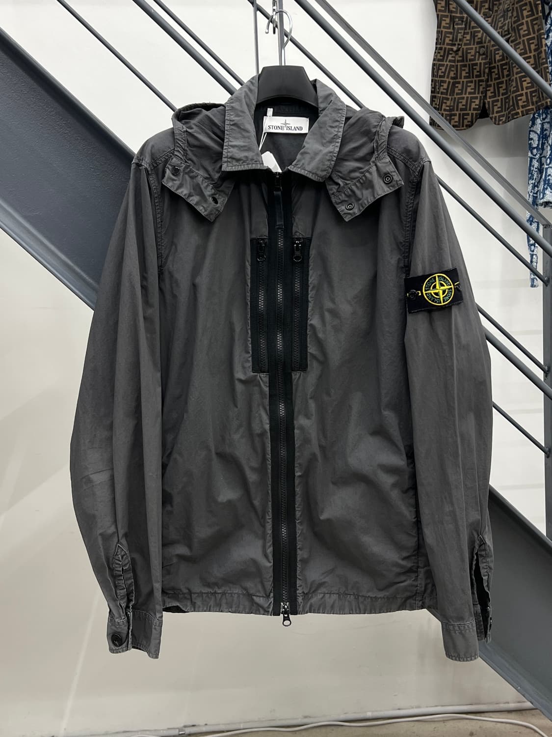 스톤아일랜드 와펜 차콜 후드 셔츠 자켓 상품이미지1