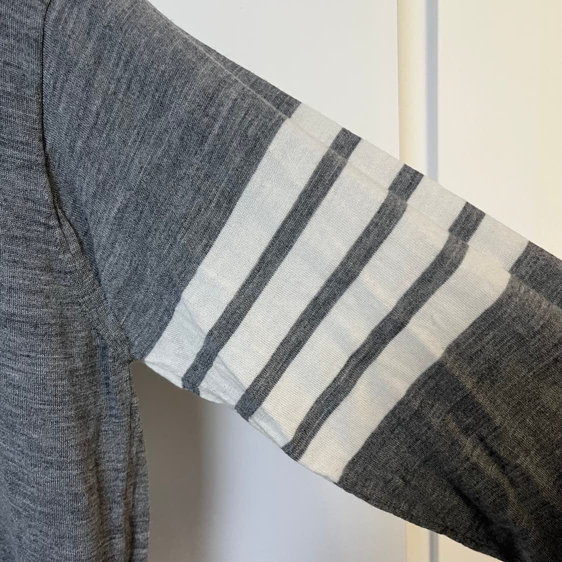 3 톰브라운 4 바 스트라이프 서스테이너블 그레이 니트 상품이미지2