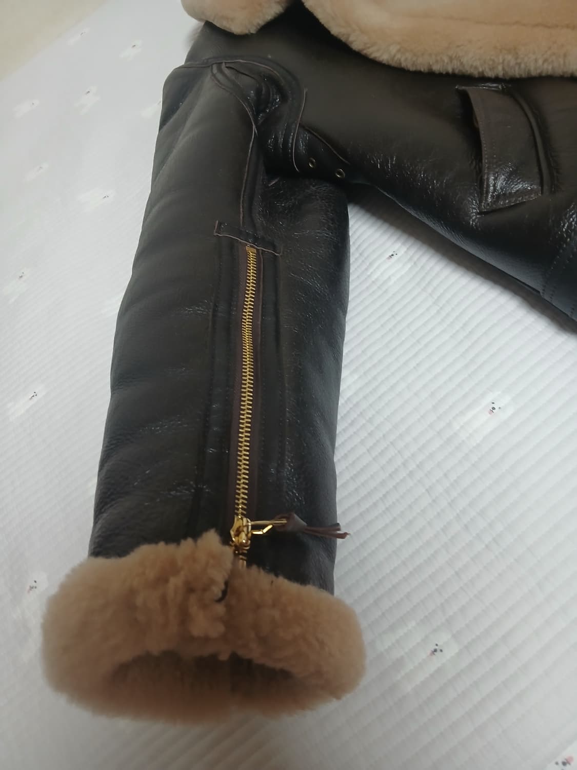 콕핏 톰하디 무스탕 40 사이즈 판매합니다~ 상품이미지2