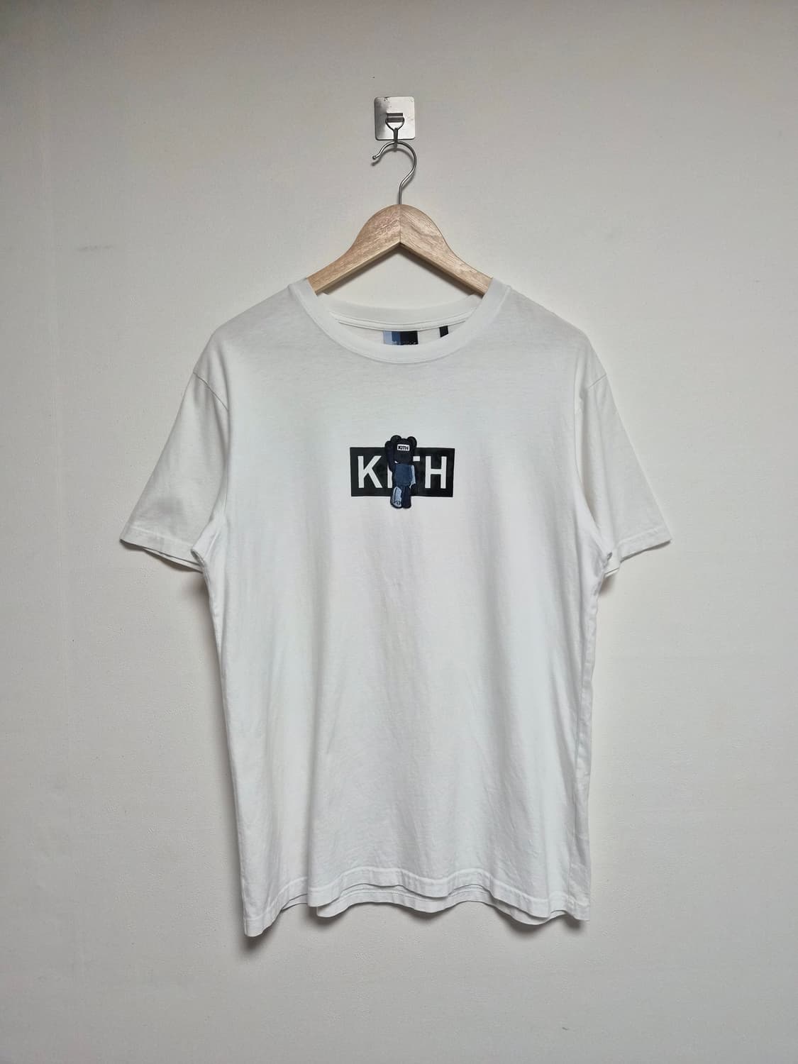 키스Kith 박스로고 화이트 반팔티셔츠 1 - T135 상품이미지1