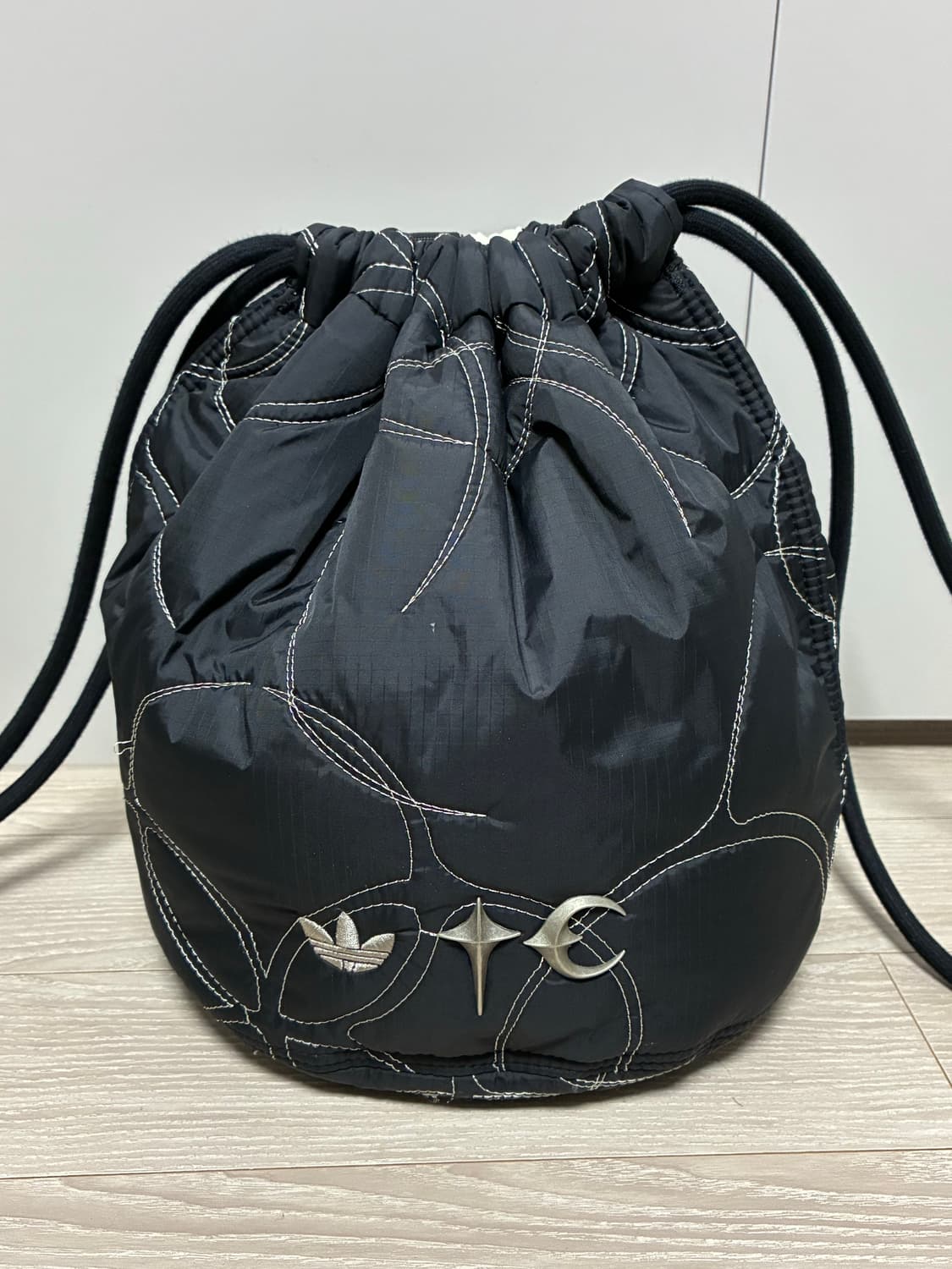 아디다스 x 떠그 클럽 패디드 백 블랙 상품이미지3