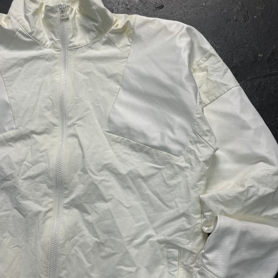 105 아디다스 이큅먼트 바람막이  상품이미지2