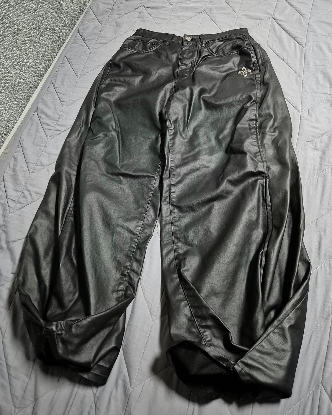 써저리 더블 폴딩 배기 팬츠 coated black 상품이미지1