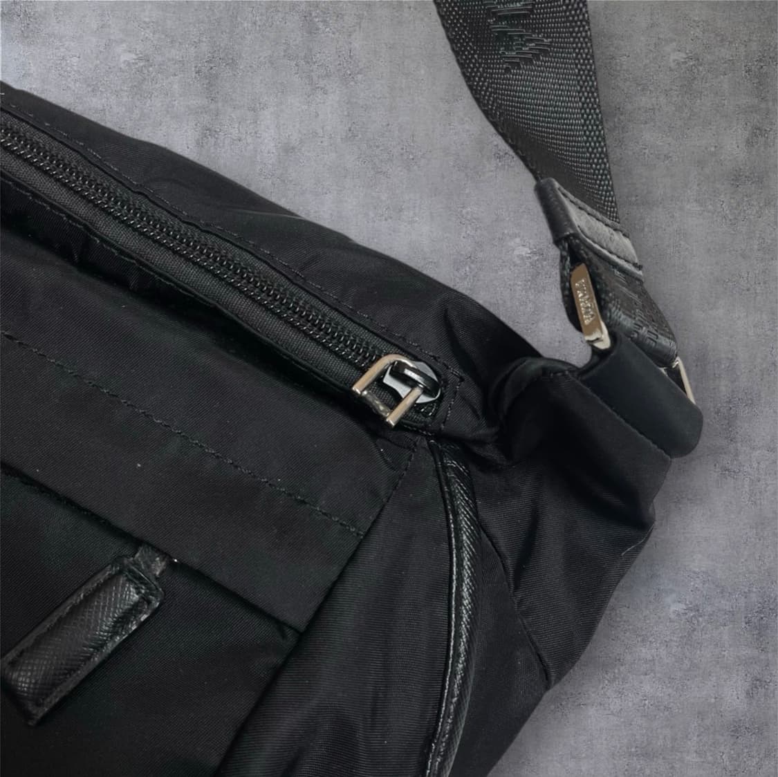 프라다 Prada 블랙 리나일론 바이커백  크로스백 스몰 상품이미지5