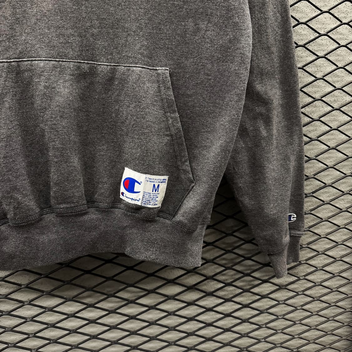 챔피온 레터링 후드티 엠보싱 로고 라벨 패치 디테일 차콜 상품이미지6