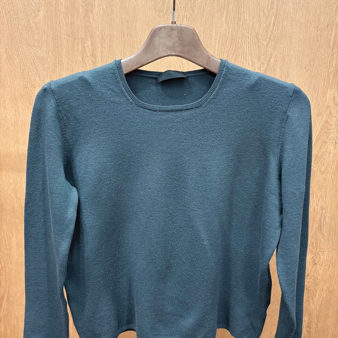 프라다 레귤러핏 라운드넥 긴팔 크롭 니트 미니멀 솔리드 디테일 차콜 상품이미지4