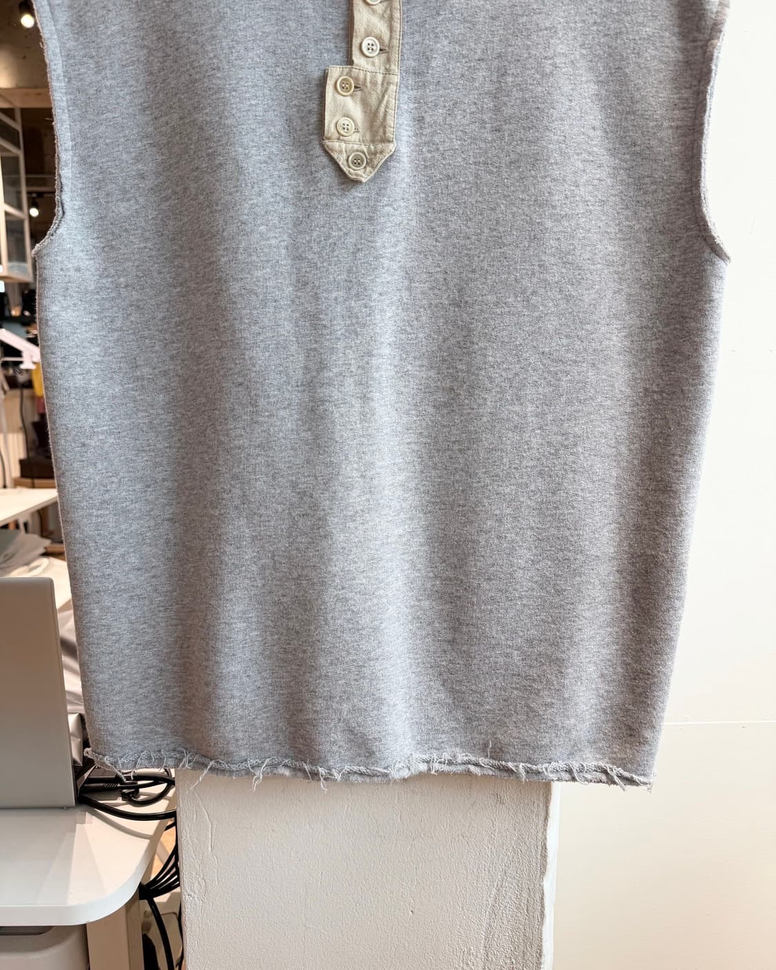 생로랑 그레이 17s 헨리넥 디스컷팅 슬리브리스 상품이미지5