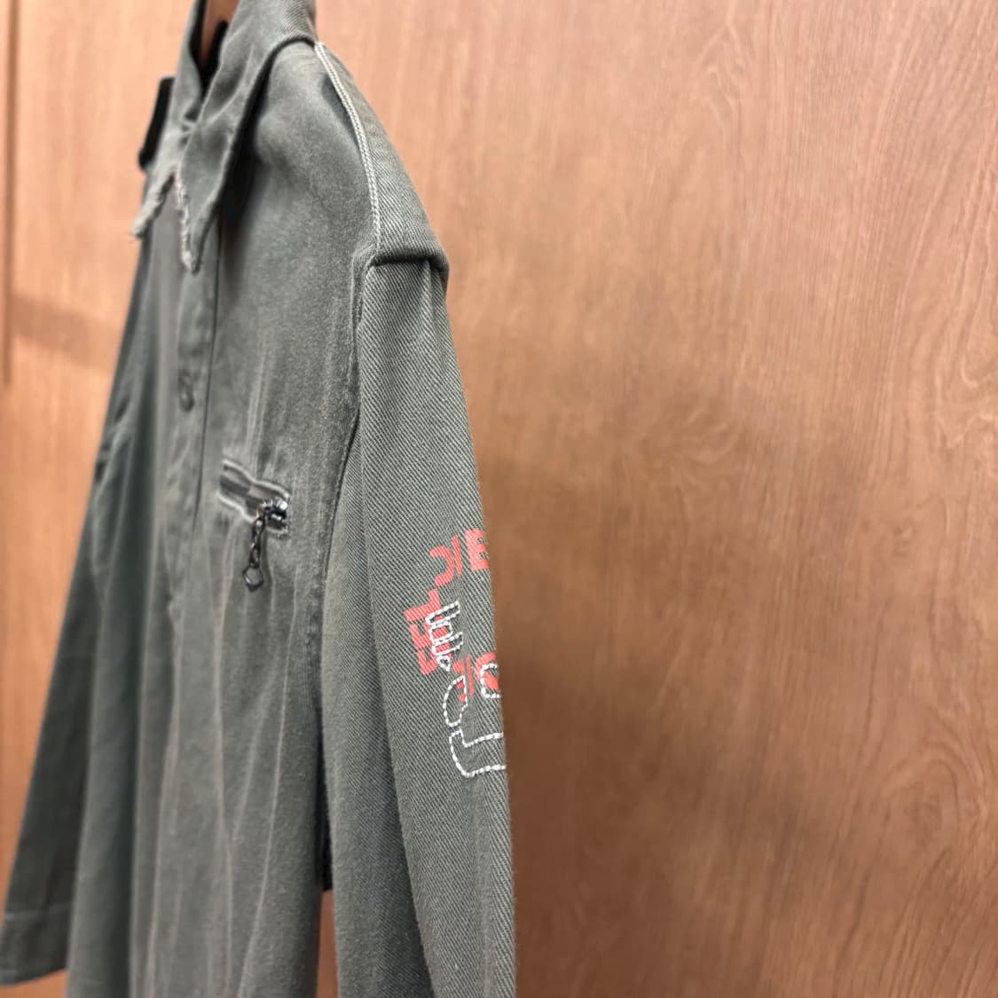 디젤 코튼 긴팔 셔츠 집업 포켓 어깨 견장 소매 로고 프린팅 디테일 카키 상품이미지7