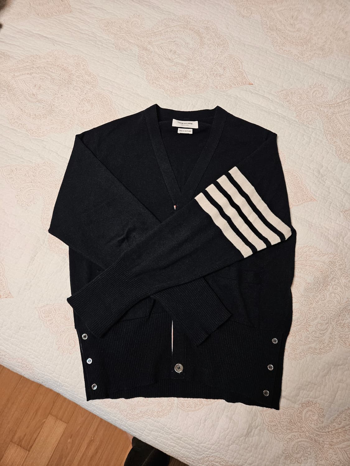 톰브라운 4선 캐시미어 가디건 네이비 색상 5사이즈 판매합니다! 상품이미지1