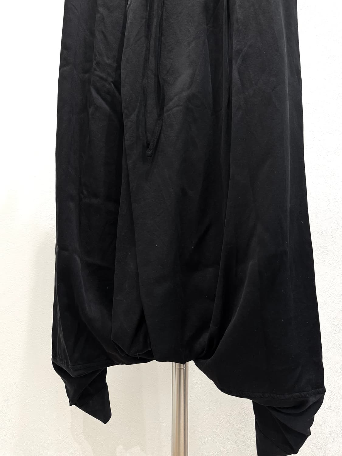 율리우스 25ss 실크 트위스티드 사루엘 팬츠 상품이미지5