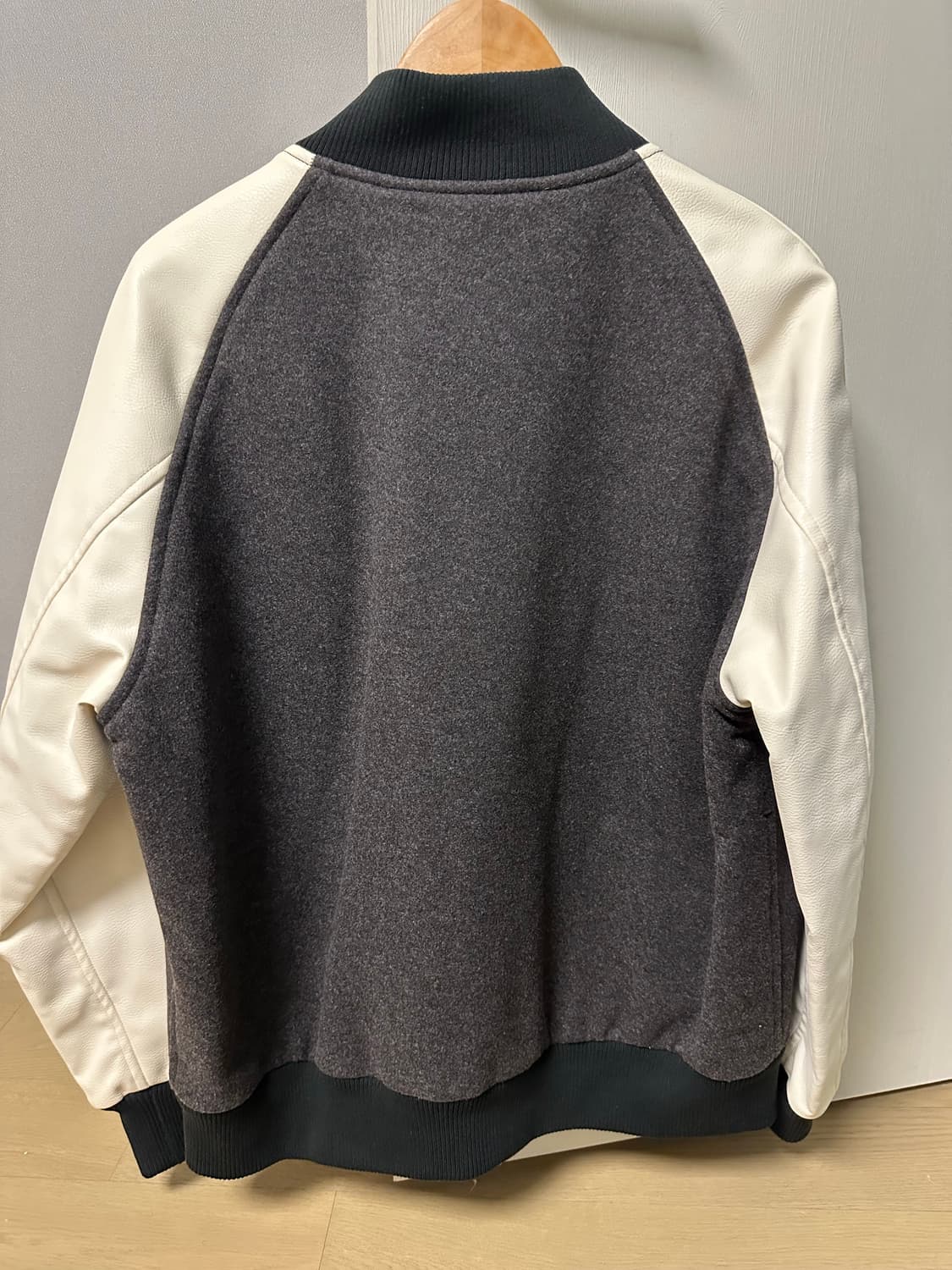 유니클로 차콜/화이트 바시티[XL] 상품이미지3