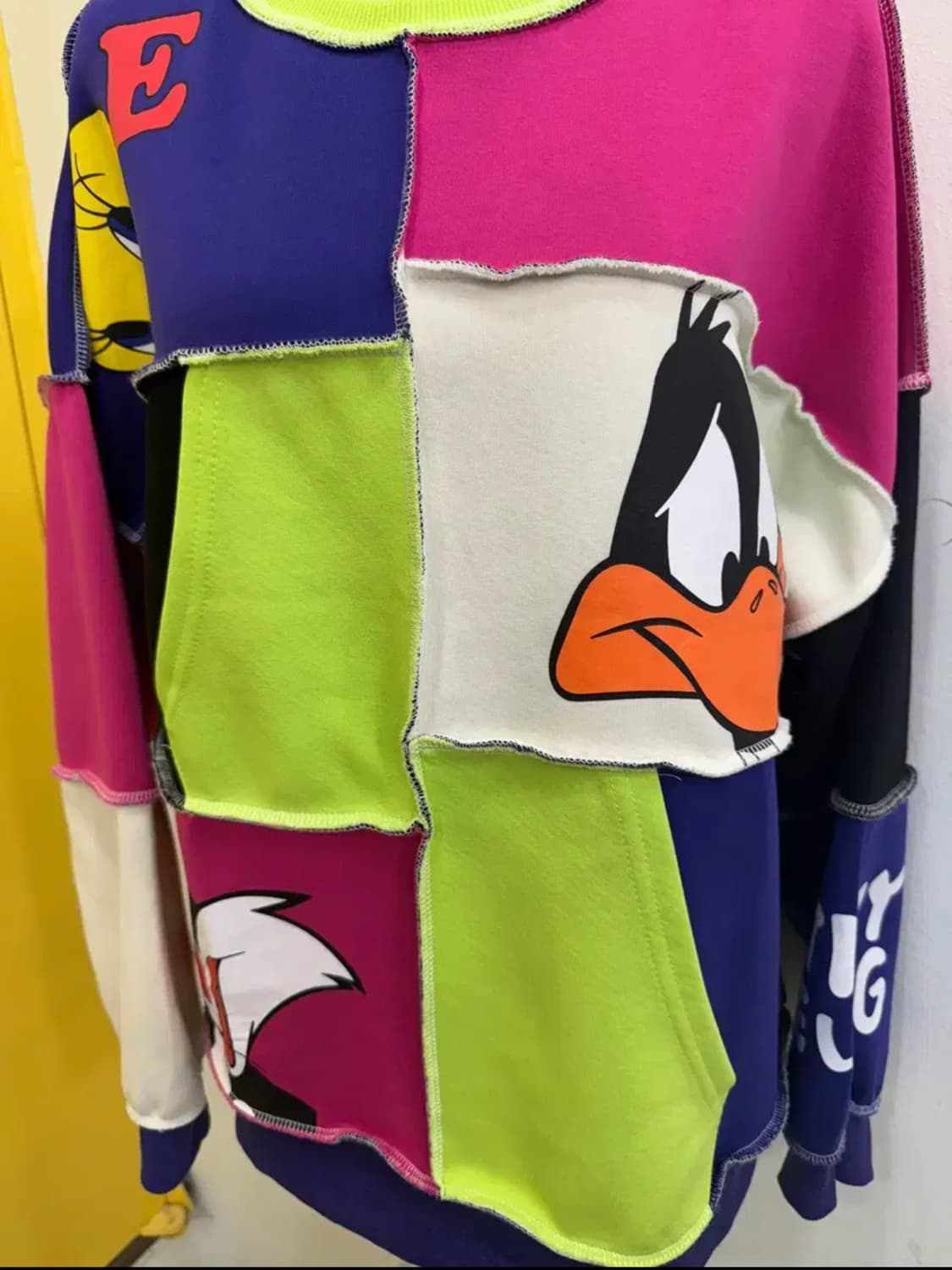 ARIAVIGA × UMHK 패치워크 그래픽 맨투맨/루니툰 캐릭터 상품이미지2