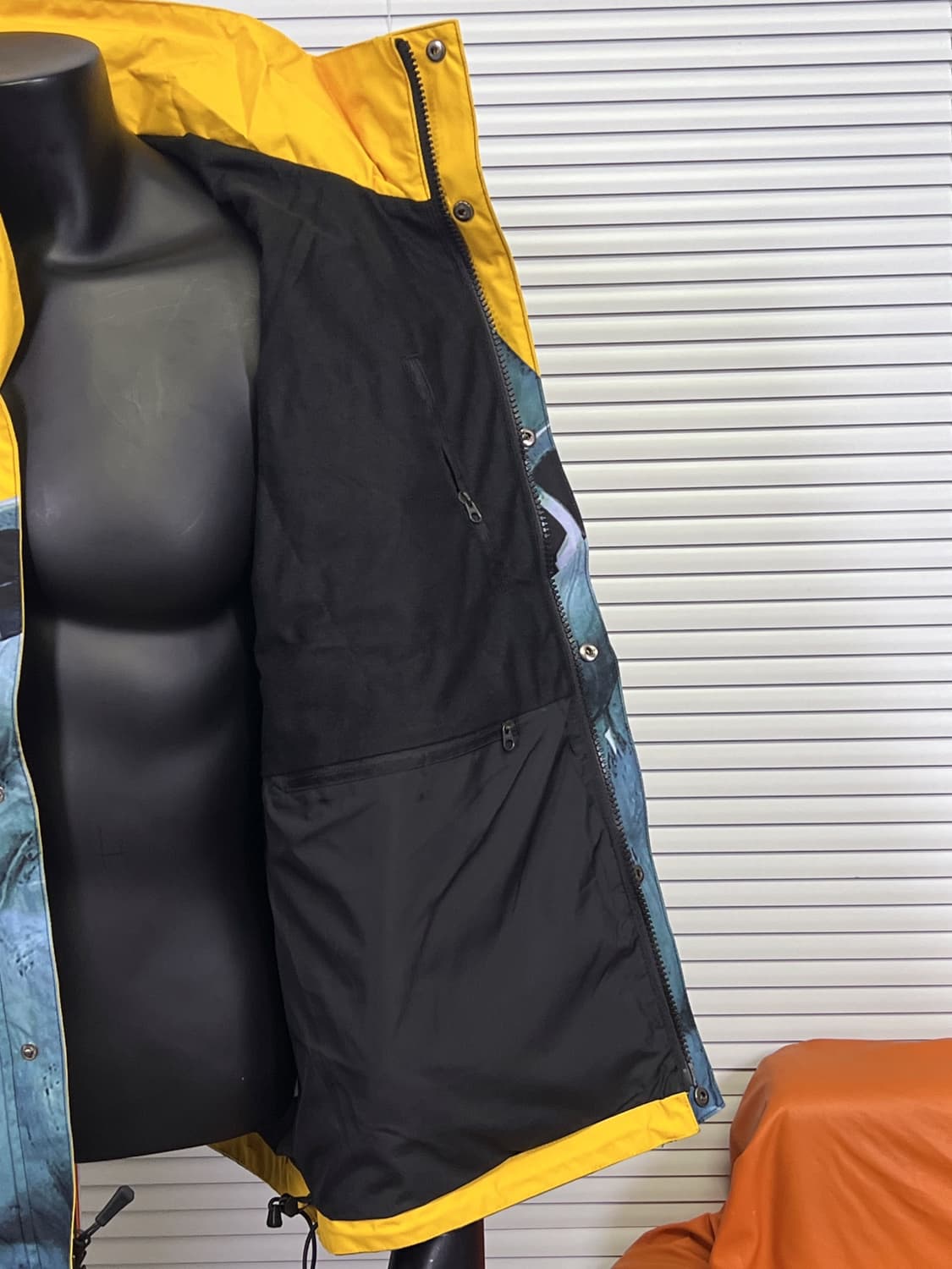 슈프림 x 노스페이스 자유의 여신상 발토로 자켓 옐로우 상품이미지7