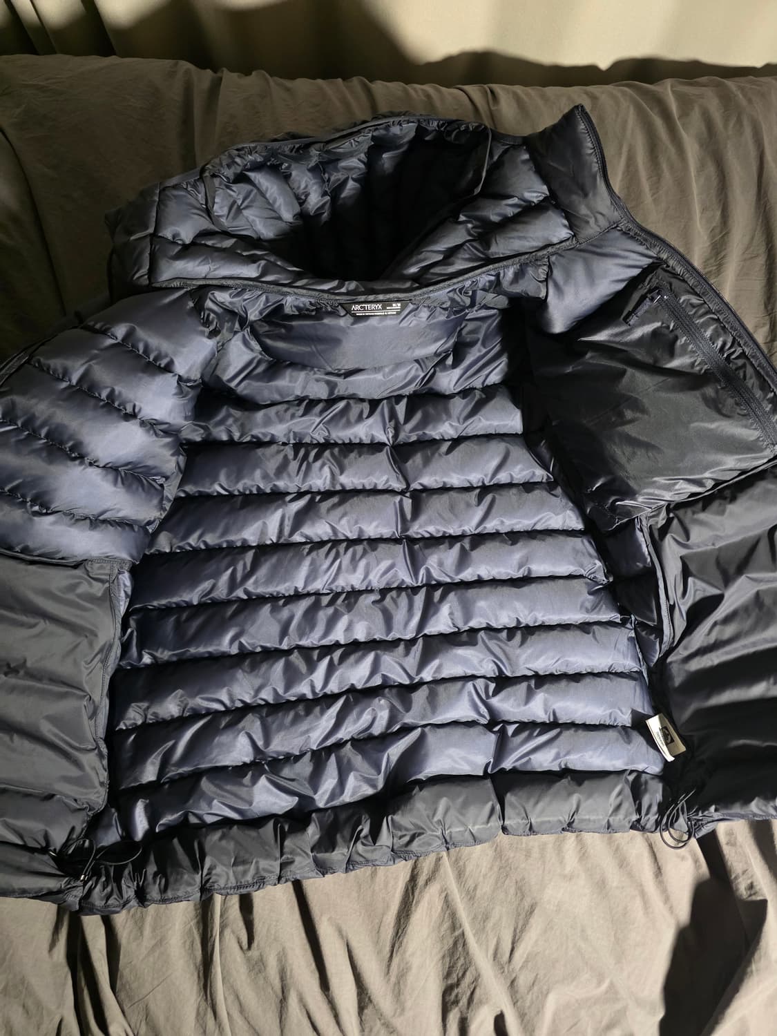 아크테릭스 경량패딩 세륨 후디 판매 합니다. (블랙 사파이어 M사이즈) 상품이미지6