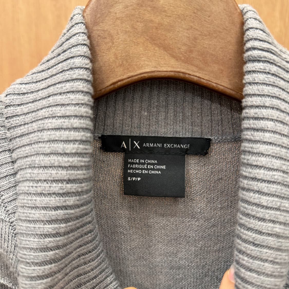 아르마니 익스체인지 터틀넥 니트 숄더 버튼 가로 리브 패턴 디테일 그레이 상품이미지8