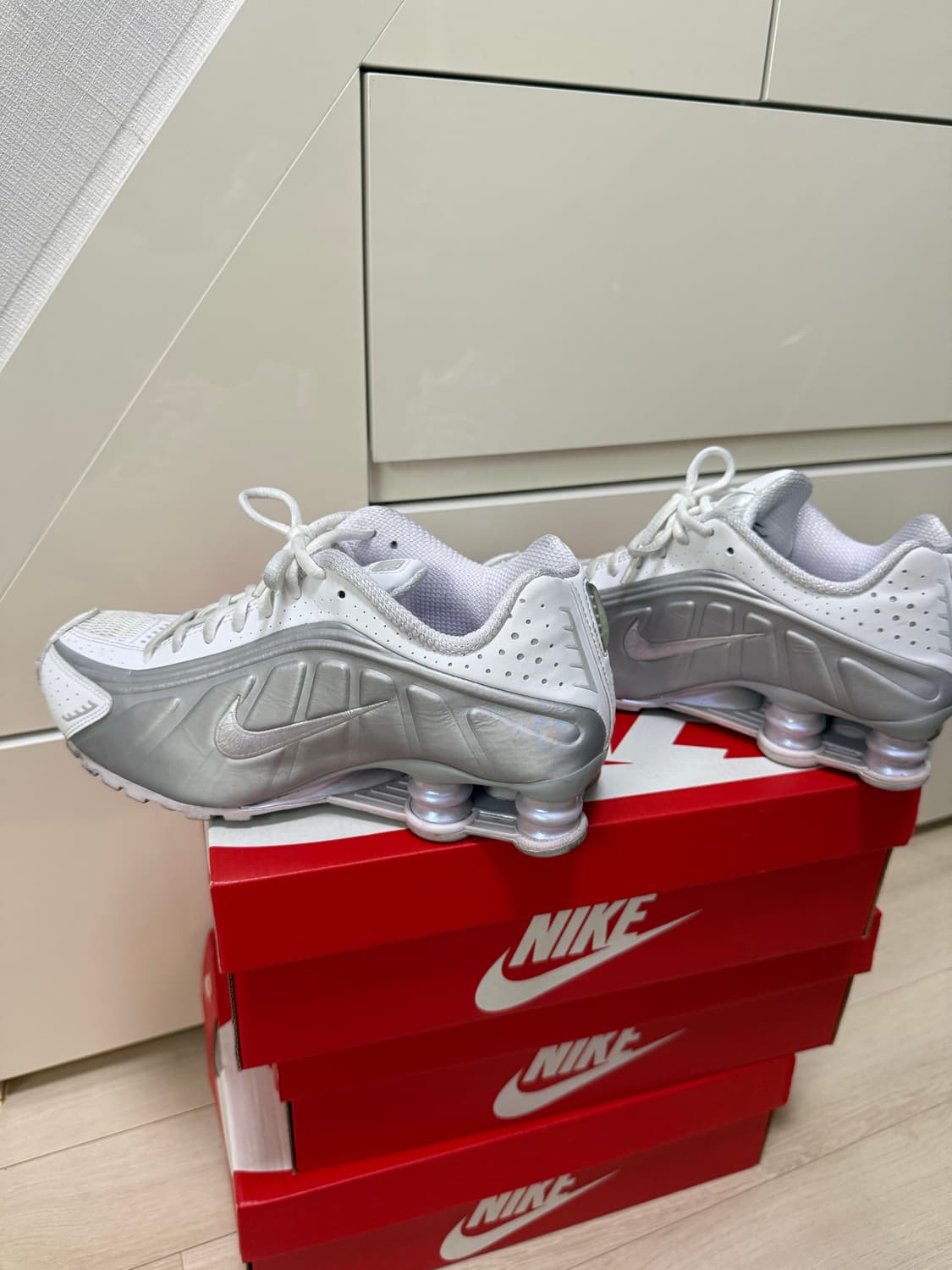 나이키 샥스 Nike shox r4 화이트 앤 매탈릭 245 상품이미지5