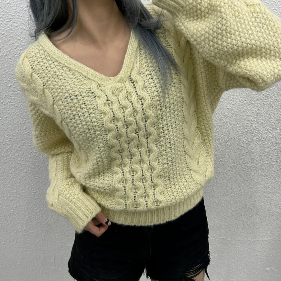 시엔느 아이보리 꽈배기 브이니트 상품이미지1