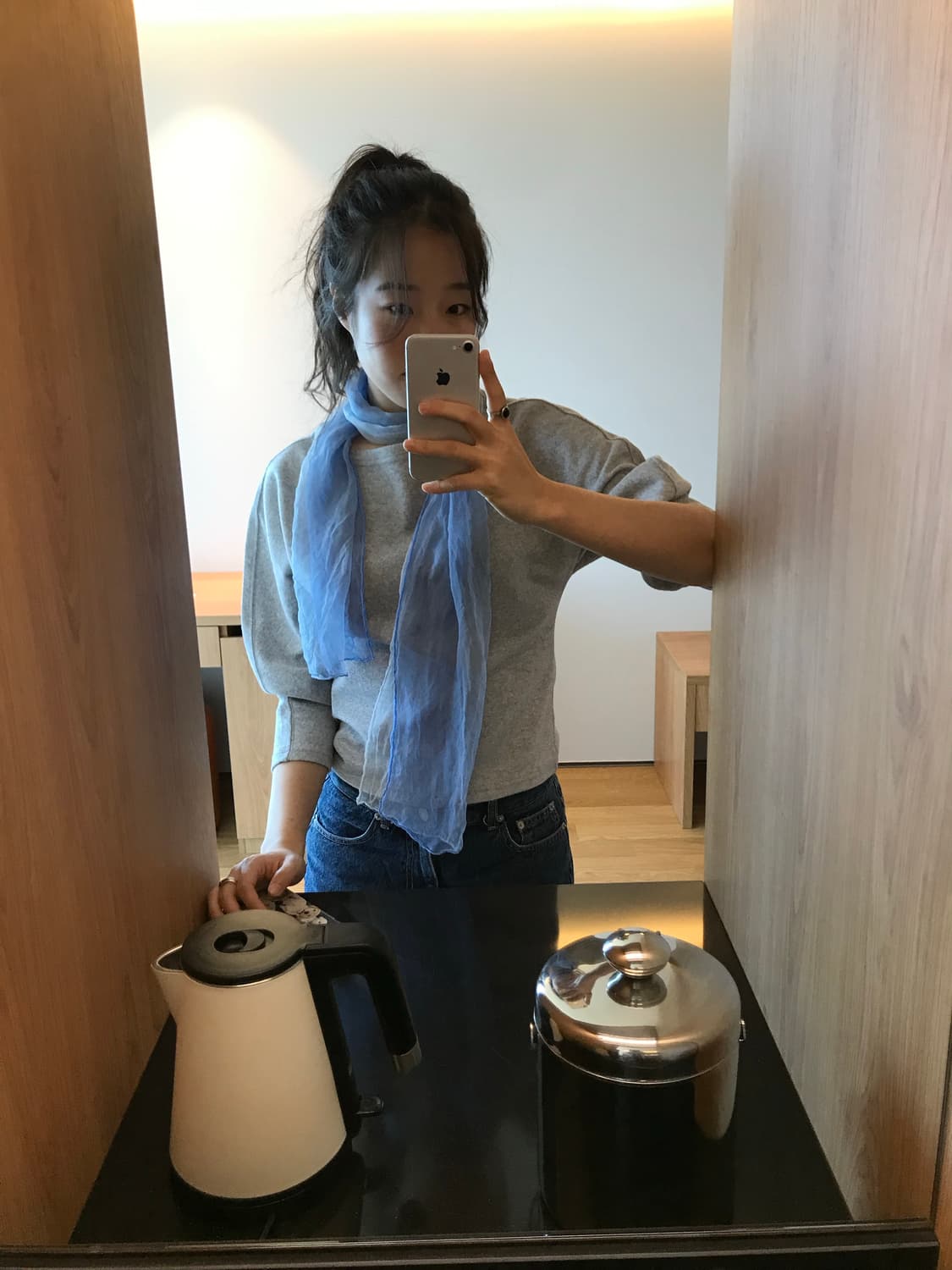 그라데이션 블루 스카프 (착용샷ㅇ) 상품이미지1