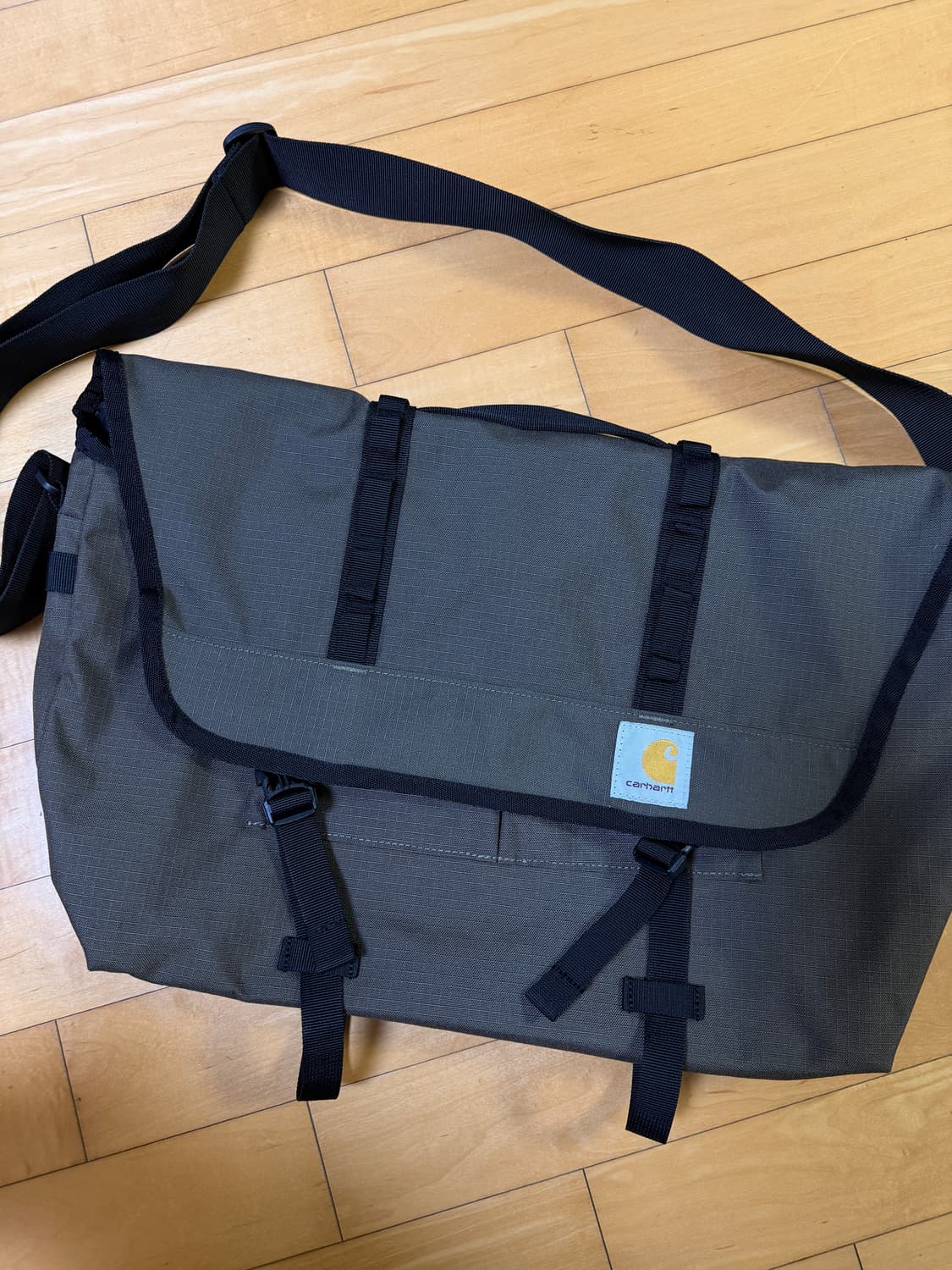 칼하트 올리브 크로스백 상품이미지1