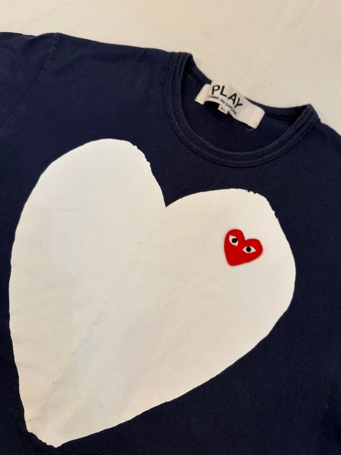 꼼데가르송 플레이 빅하트 프린팅 티셔츠 네이비 상품이미지2