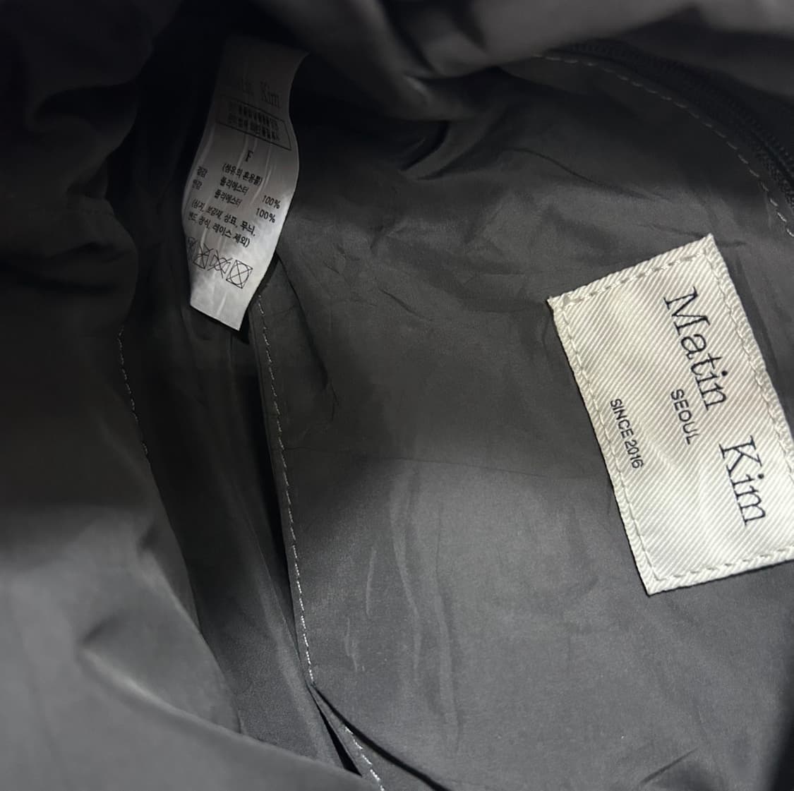 마뗑킴 플러피 토트백 인 차콜 상품이미지8