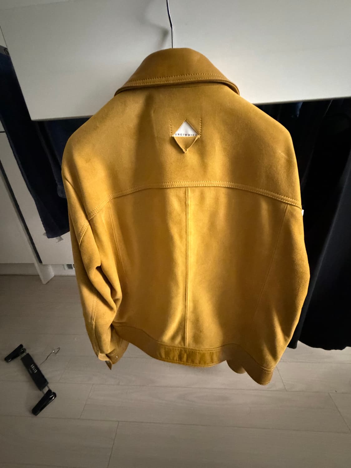 언지미크 김우빈 24 FW스웨이드 자켓 상품이미지3