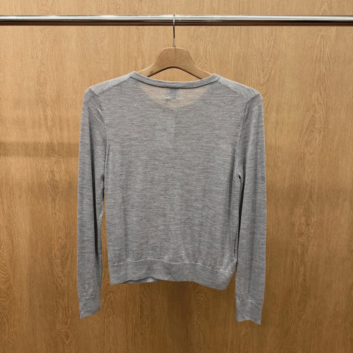 폴스미스 라운드넥 긴팔 울 니트 가디건 시그니처 자수 로고 디테일 그레이 상품이미지3