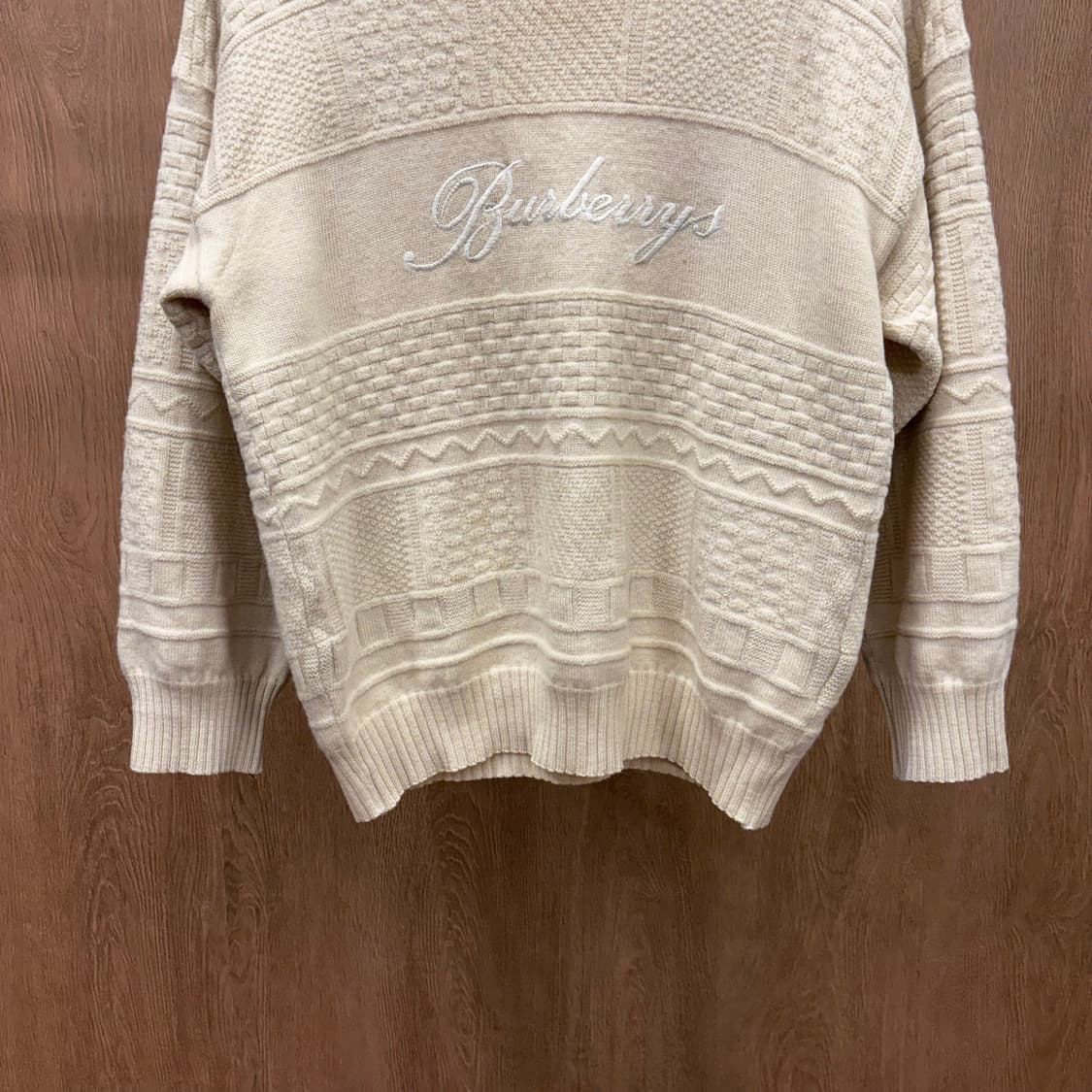 버버리 라운드넥 긴팔 울 니트 입체 텍스처 패턴 로고 자수 디테일 베이지 상품이미지5