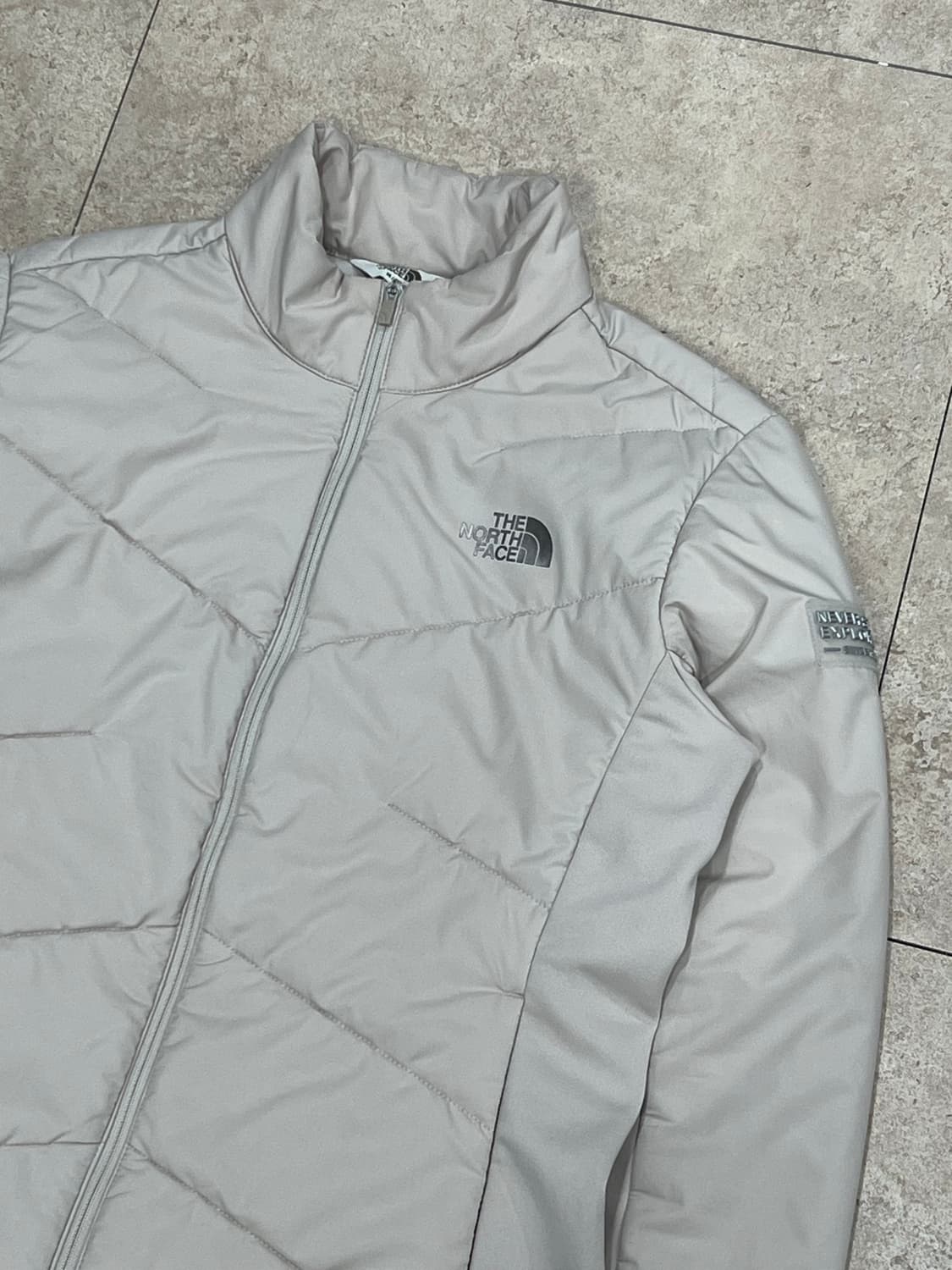 노스페이스 우먼스 화이트라벨 스피릿 브이모션 자켓 베이지 상품이미지3