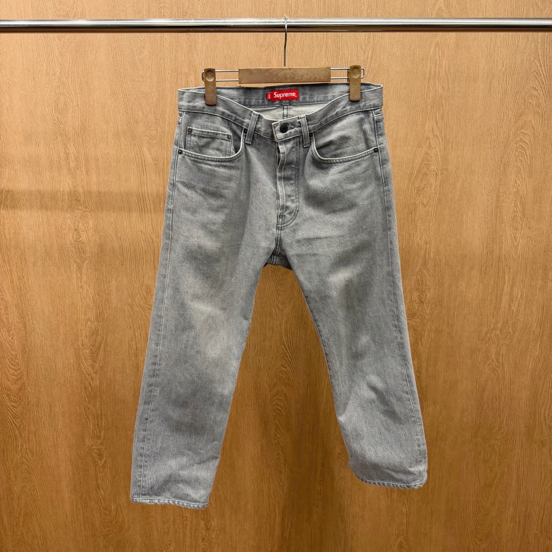 슈프림 데님 팬츠 백 레더 로고 패치 디테일 와이드 스트레이트핏 그레이 상품이미지2