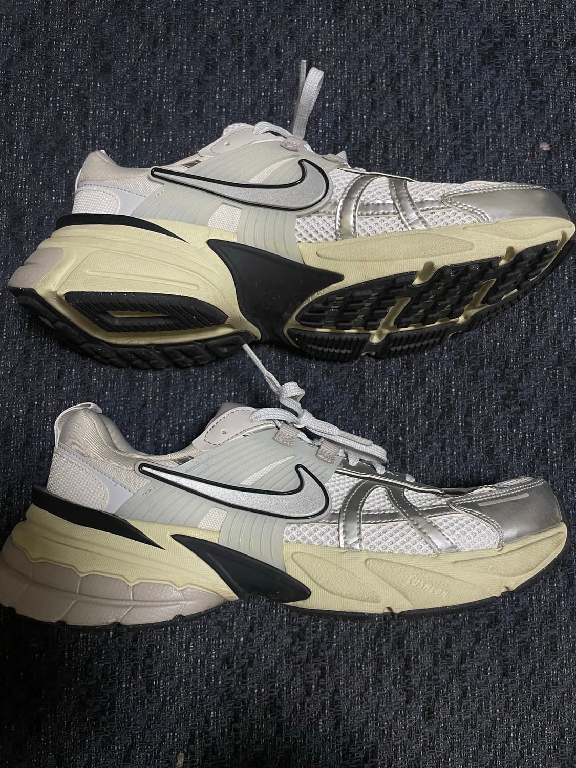 나이키 v2k런 서밋화이트 270 새상품급 판매합니다 상품이미지2