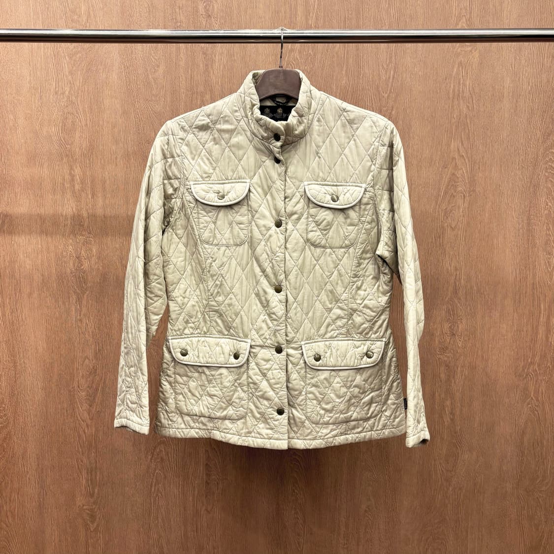 바버 경량 퀄팅 자켓 스냅 버튼 플랩 포켓 디테일 아이보리 상품이미지2