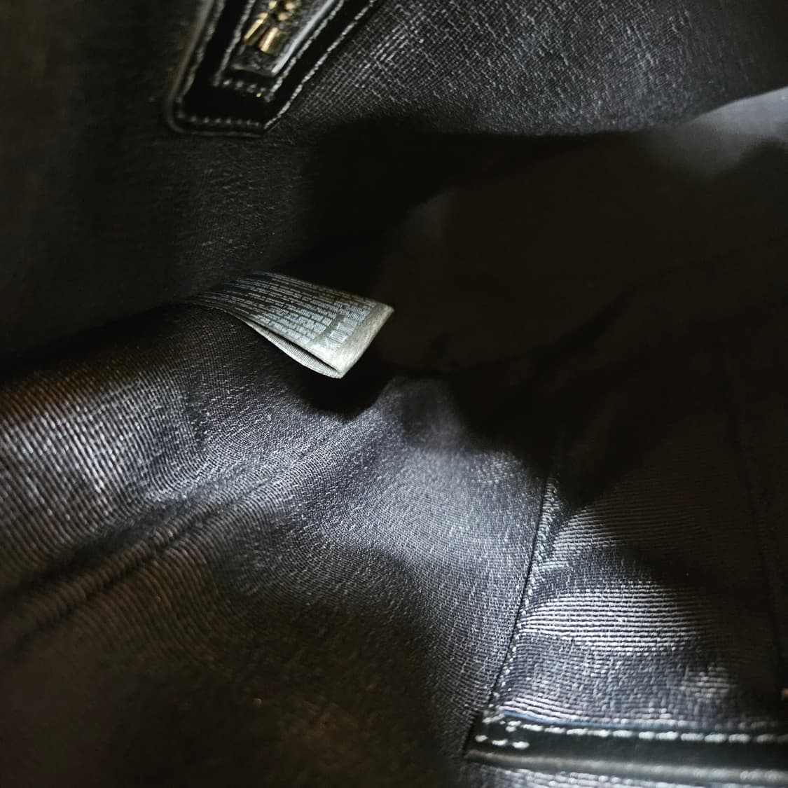 라코스테(Lacoste) 가죽 시그니쳐 스틸 로고 크로스백 상품이미지10
