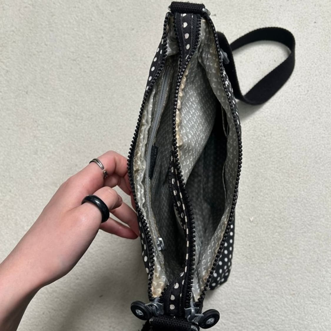 키플링 알바 도트 크로스백 블랙 상품이미지2