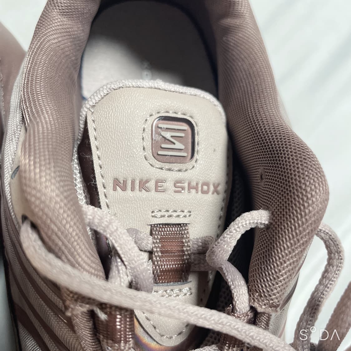 나이키 우먼스 샥스 TL 바로크 브라운 메탈릭 실버 IB7699-200 상품이미지5