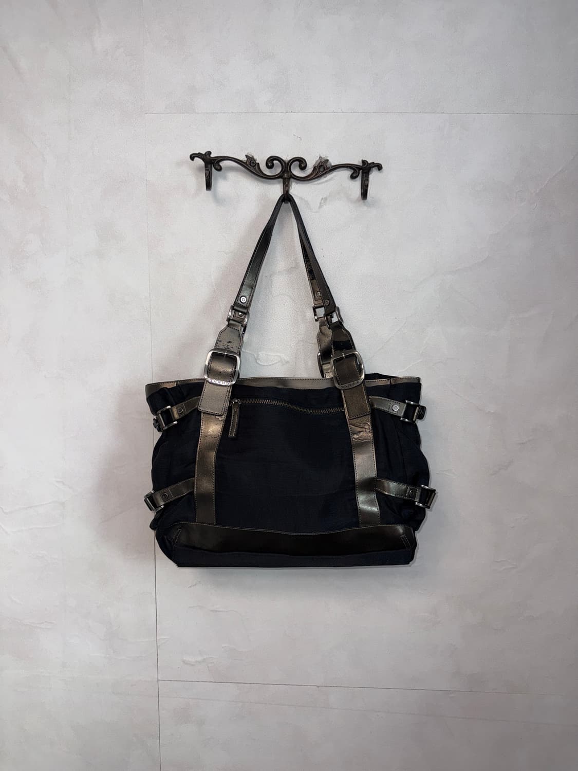 Guess black silver buckled tote bag 상품이미지4